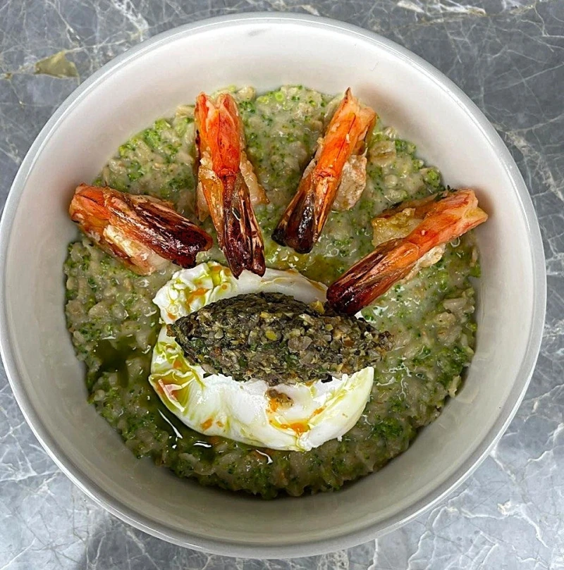 Oatmeal porridge with prawns 